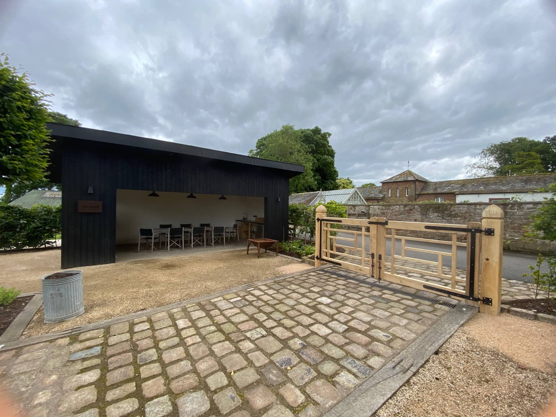 Outdoor eating area by Woodstyle Joinery