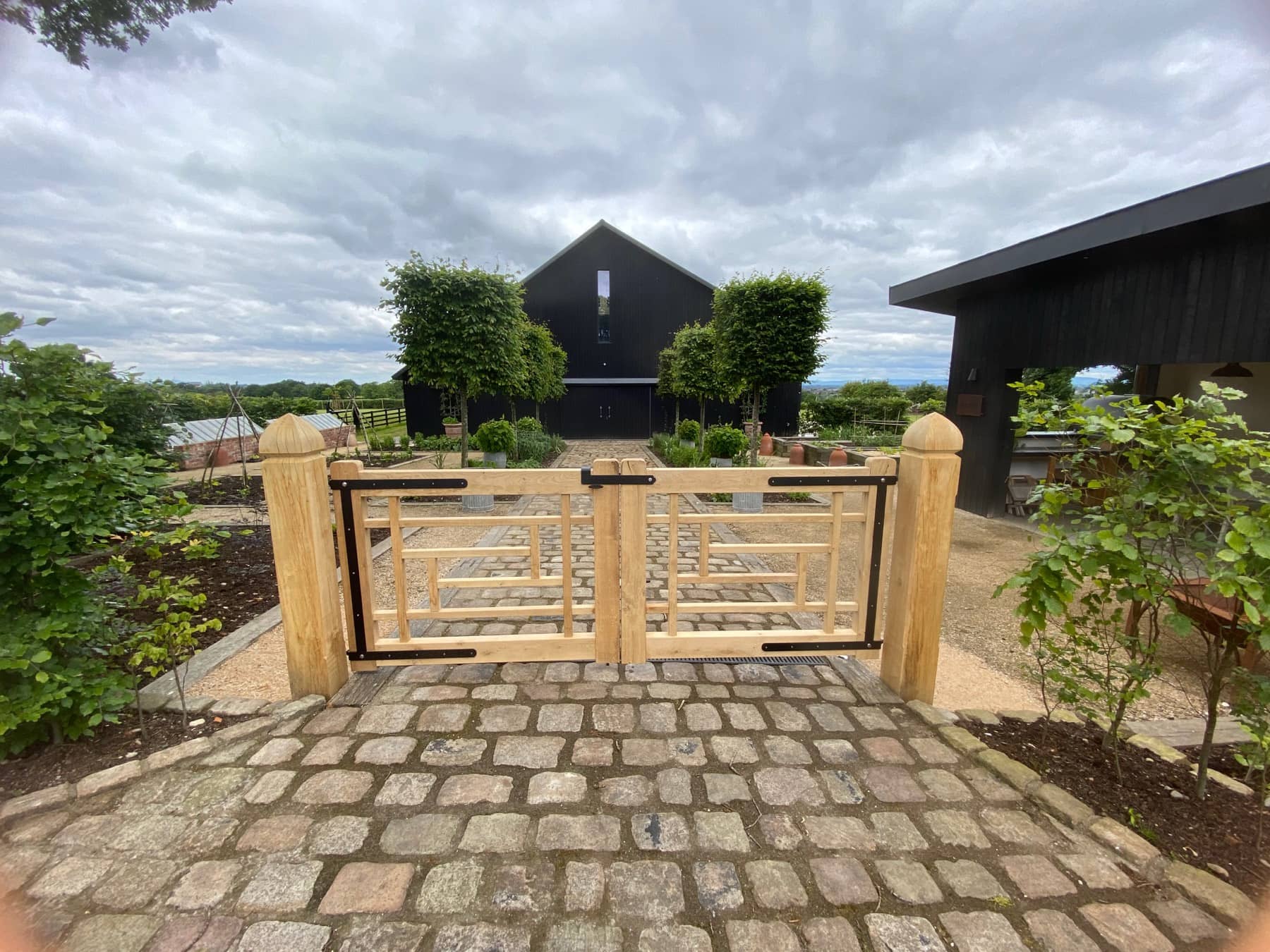 Outdoor eating area by Woodstyle Joinery