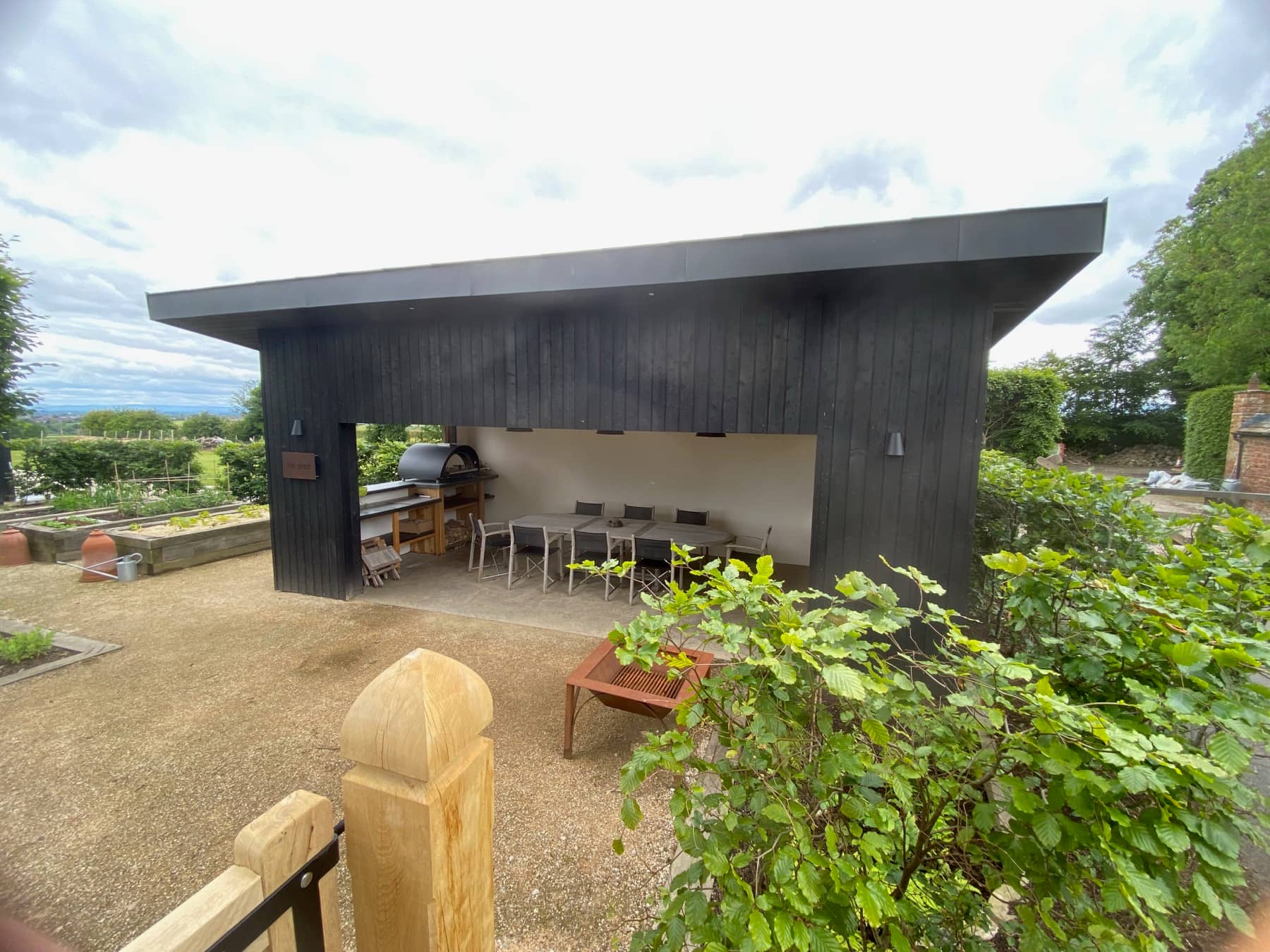 Outdoor eating area by Woodstyle Joinery