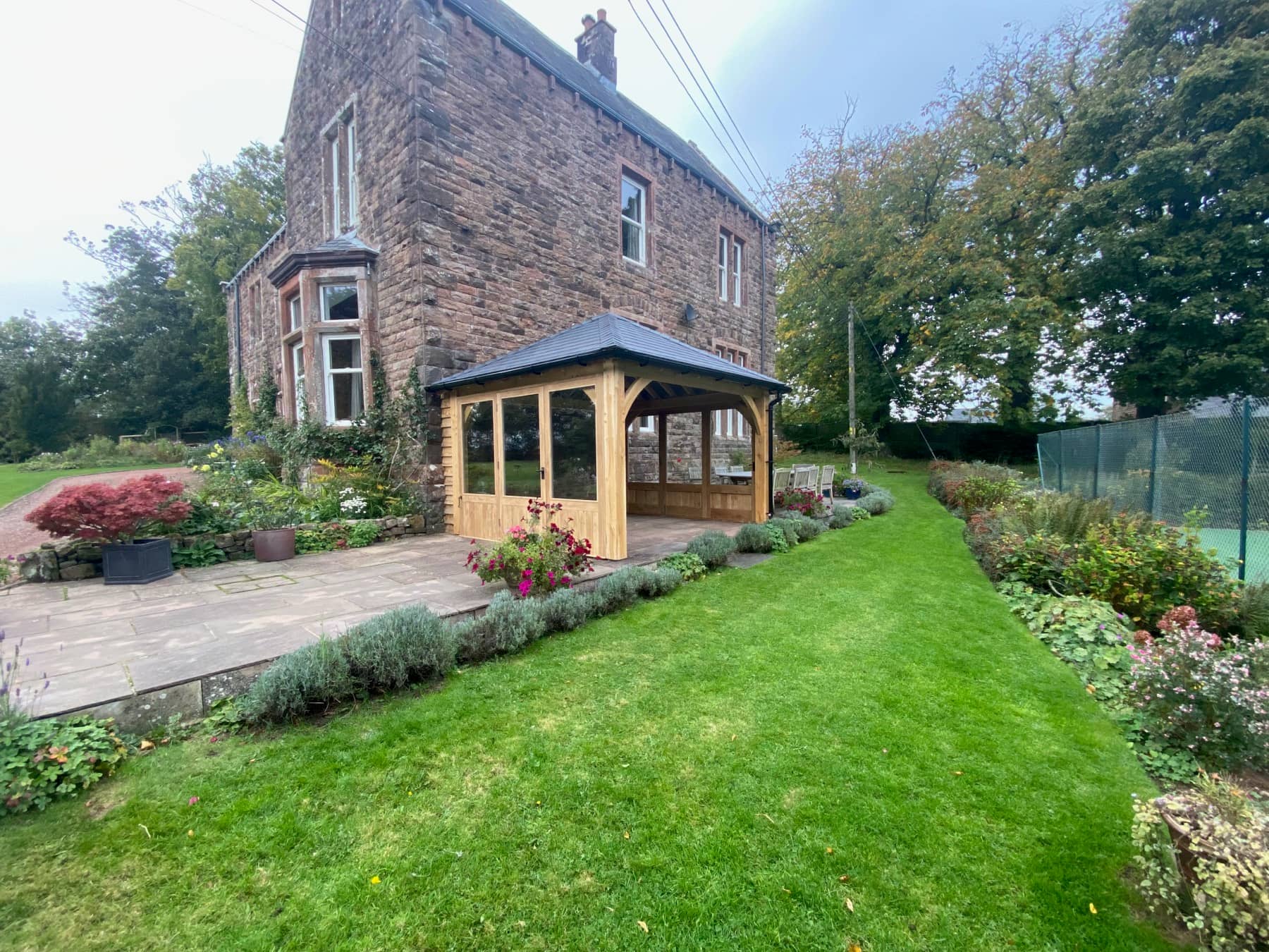 Outdoor eating area by Woodstyle Joinery