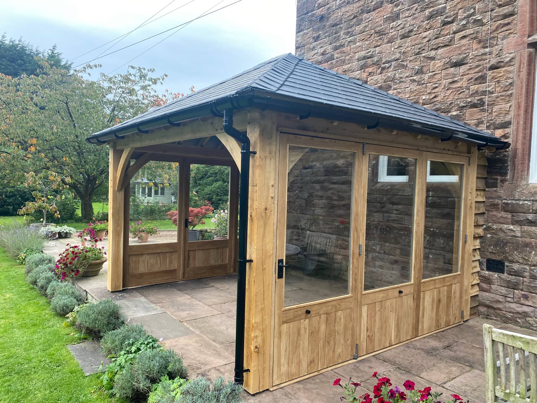 Outdoor eating area by Woodstyle Joinery