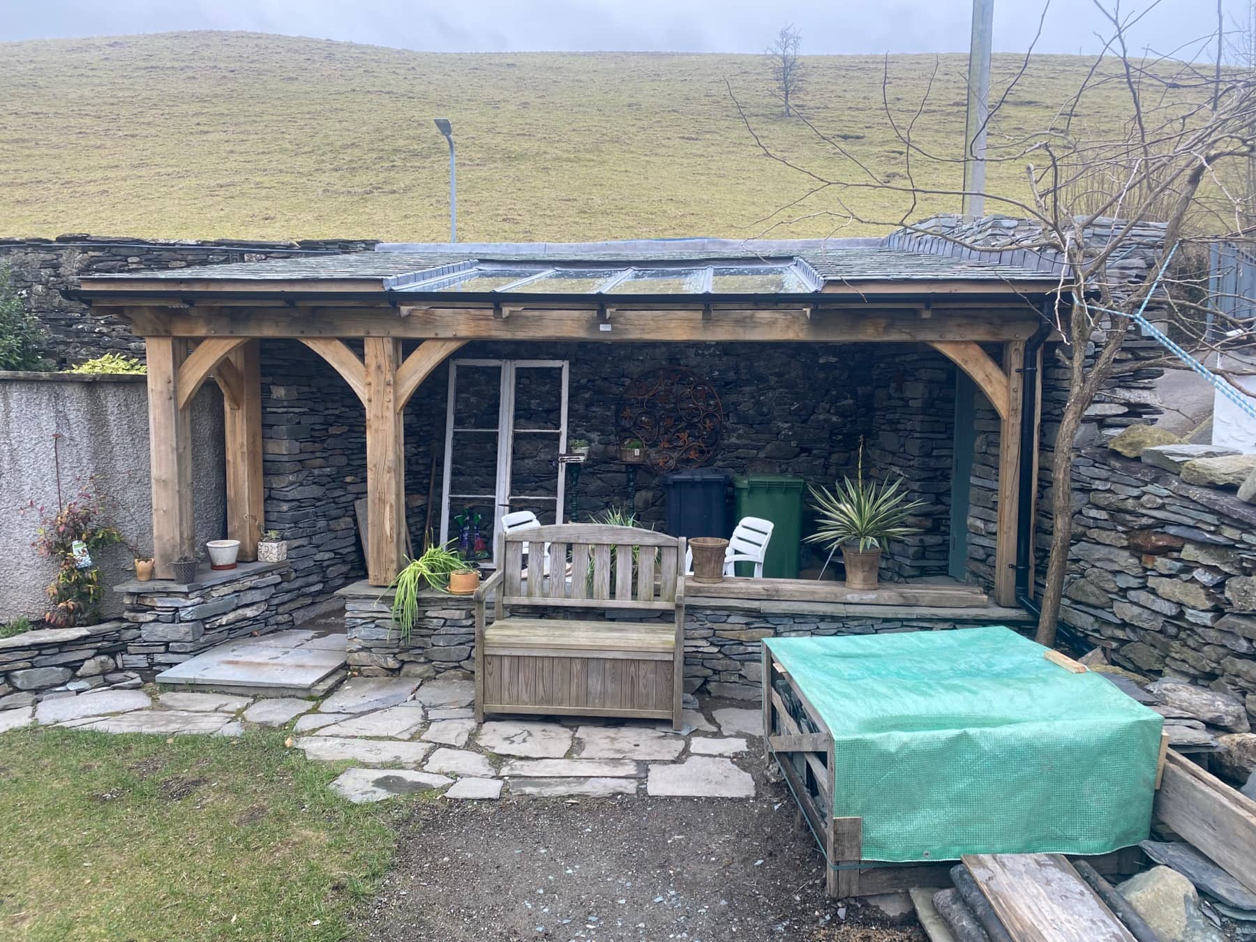 Outdoor eating area by Woodstyle Joinery