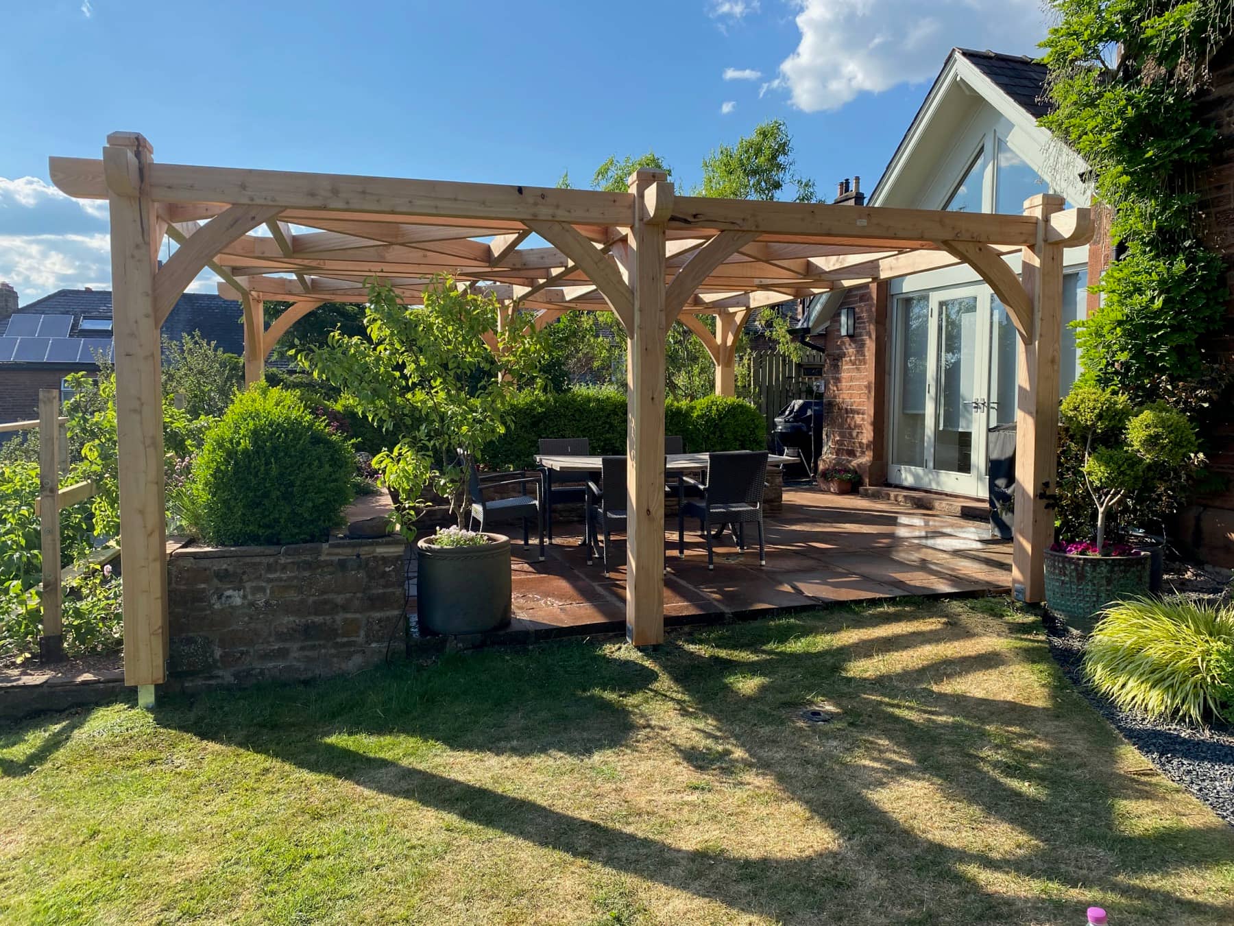 Outdoor eating area by Woodstyle Joinery
