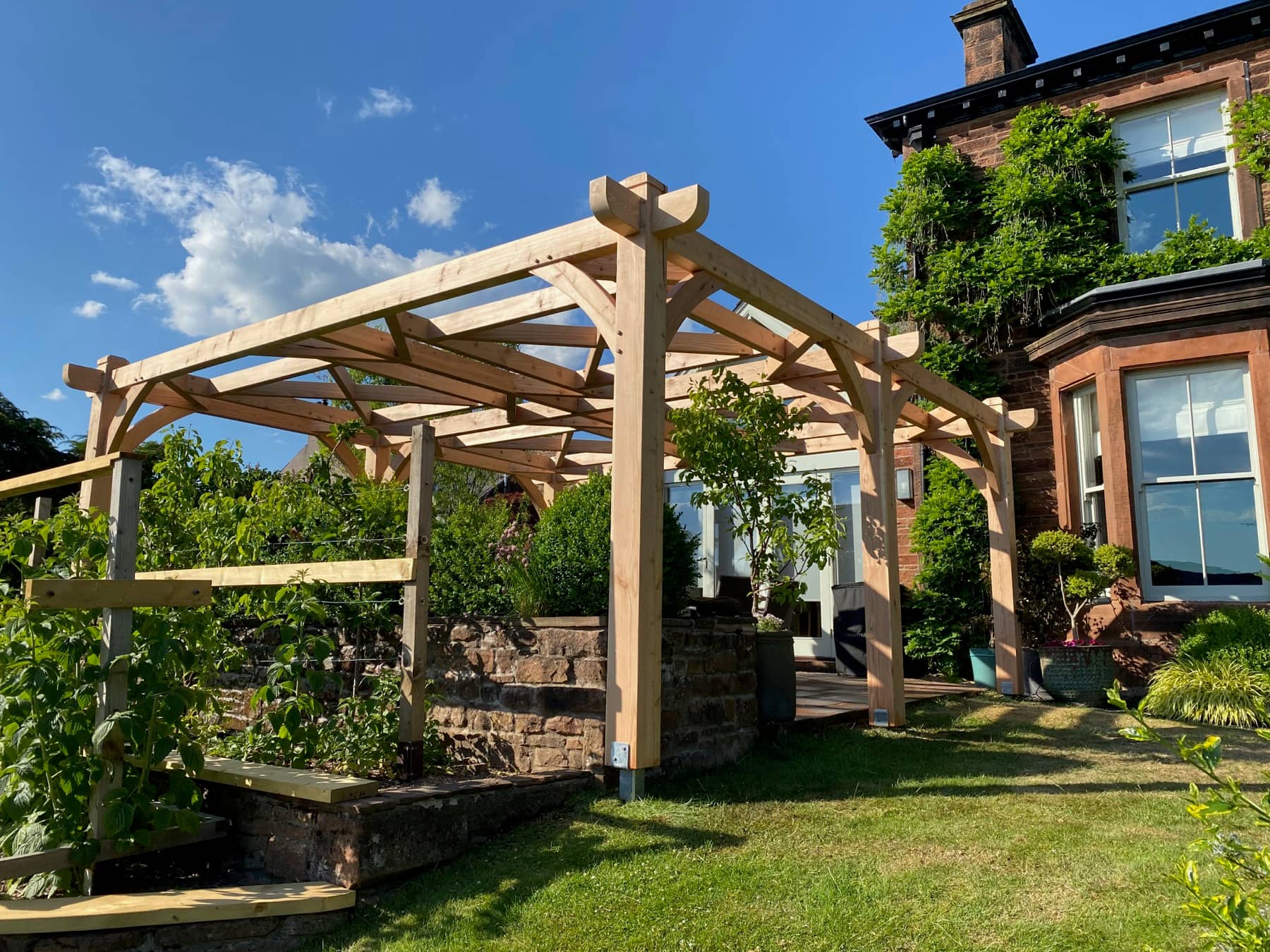 Outdoor eating area by Woodstyle Joinery