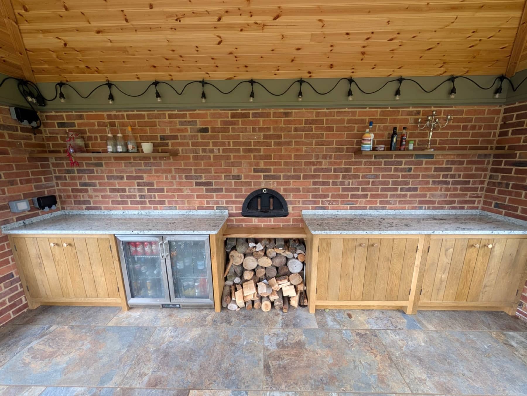 Outdoor eating area by Woodstyle Joinery