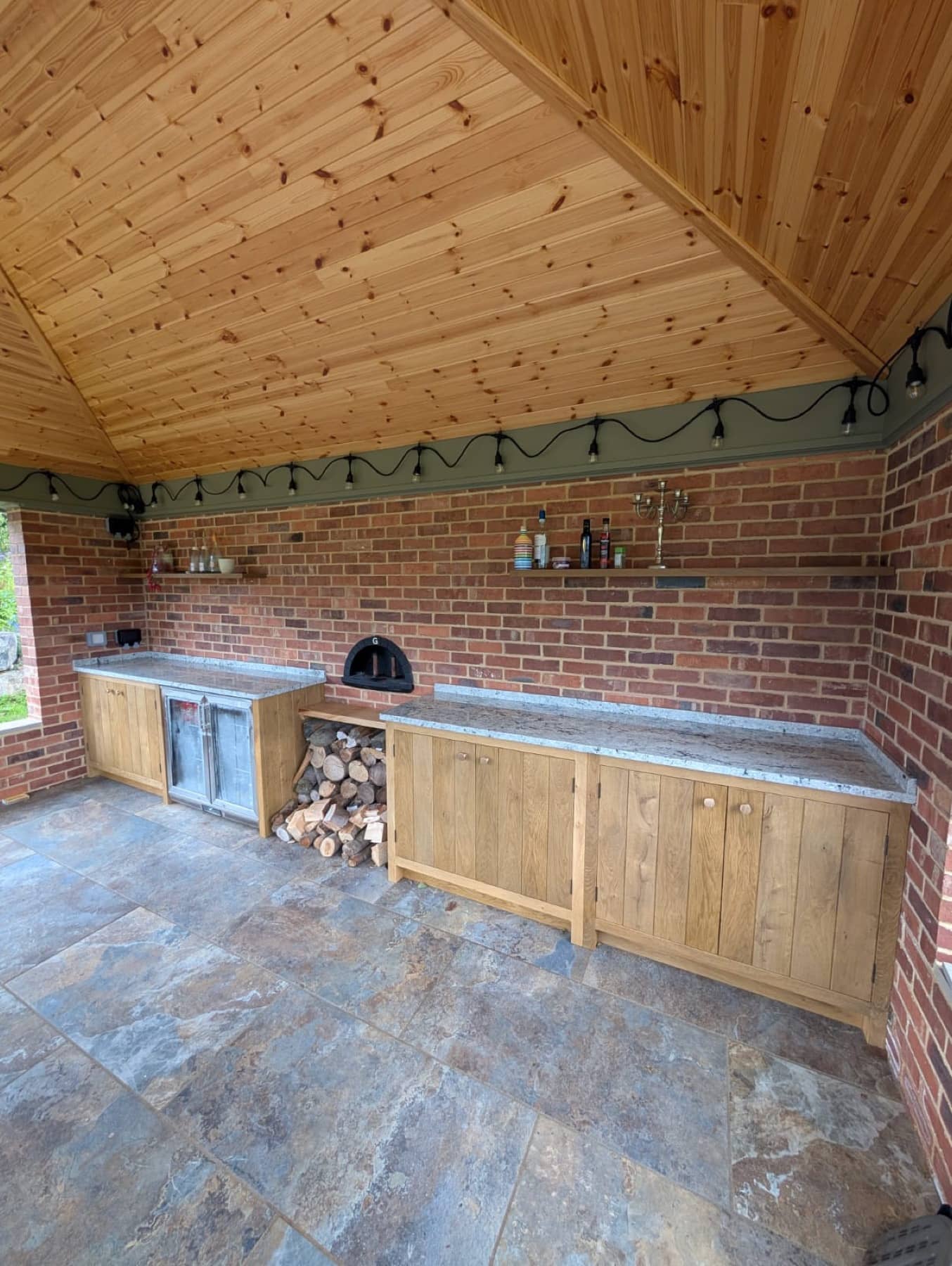 Outdoor eating area by Woodstyle Joinery